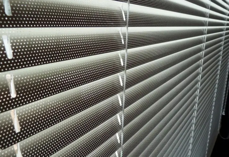 Jaluzele orizontale lamele perforate