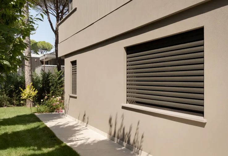 Rulouri exterioare suprapuse din aluminiu constructie solida LAREX-IR DECOR 1